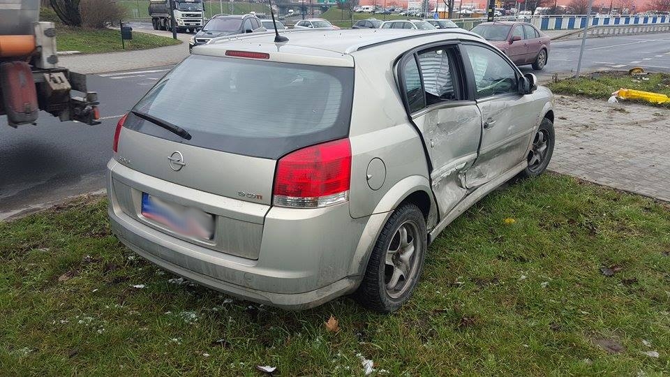 Lublin Zderzenie Na Rondzie Przy Makro Jedna Osoba Trafi A Do