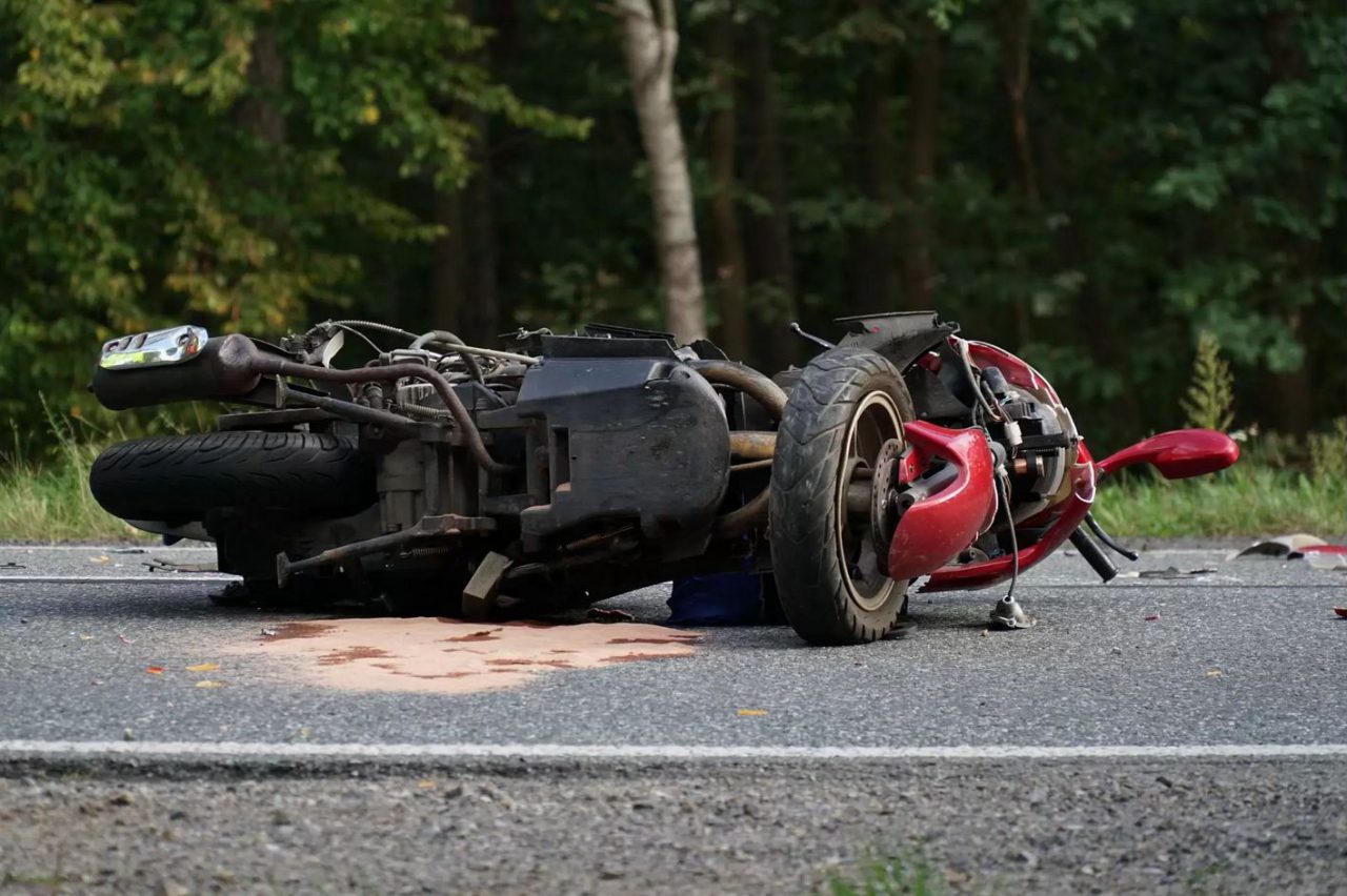 Zderzenie skutera z mazdą Dwie osoby ranne droga całkowicie