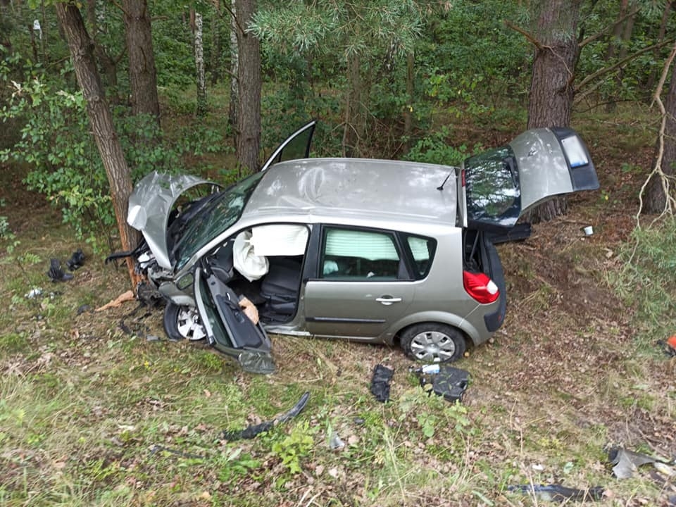 Trzy osoby w szpitalu po czołowym zderzeniu dwóch pojazdów osobowych