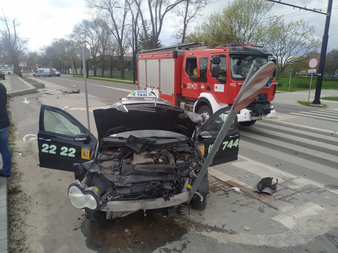 Pijany kierowca taksówki staranował auto którym jechała policjantka