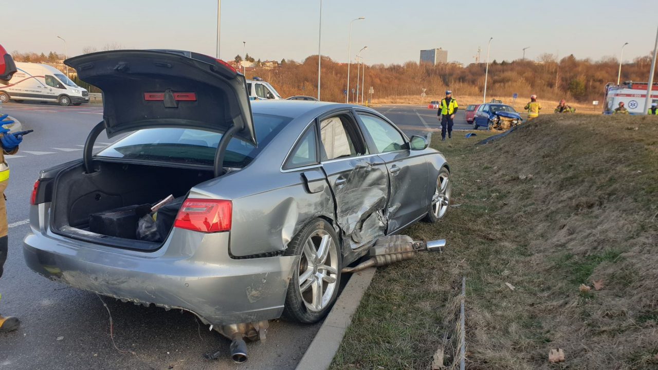 Na rondzie z pniakiem znów doszło do zderzenia pojazdów Tym razem