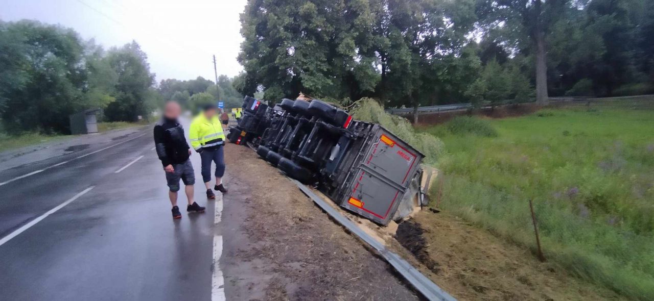 Ciężarówka wypadła z drogi i uderzyła w drzewo Niebawem droga zostanie