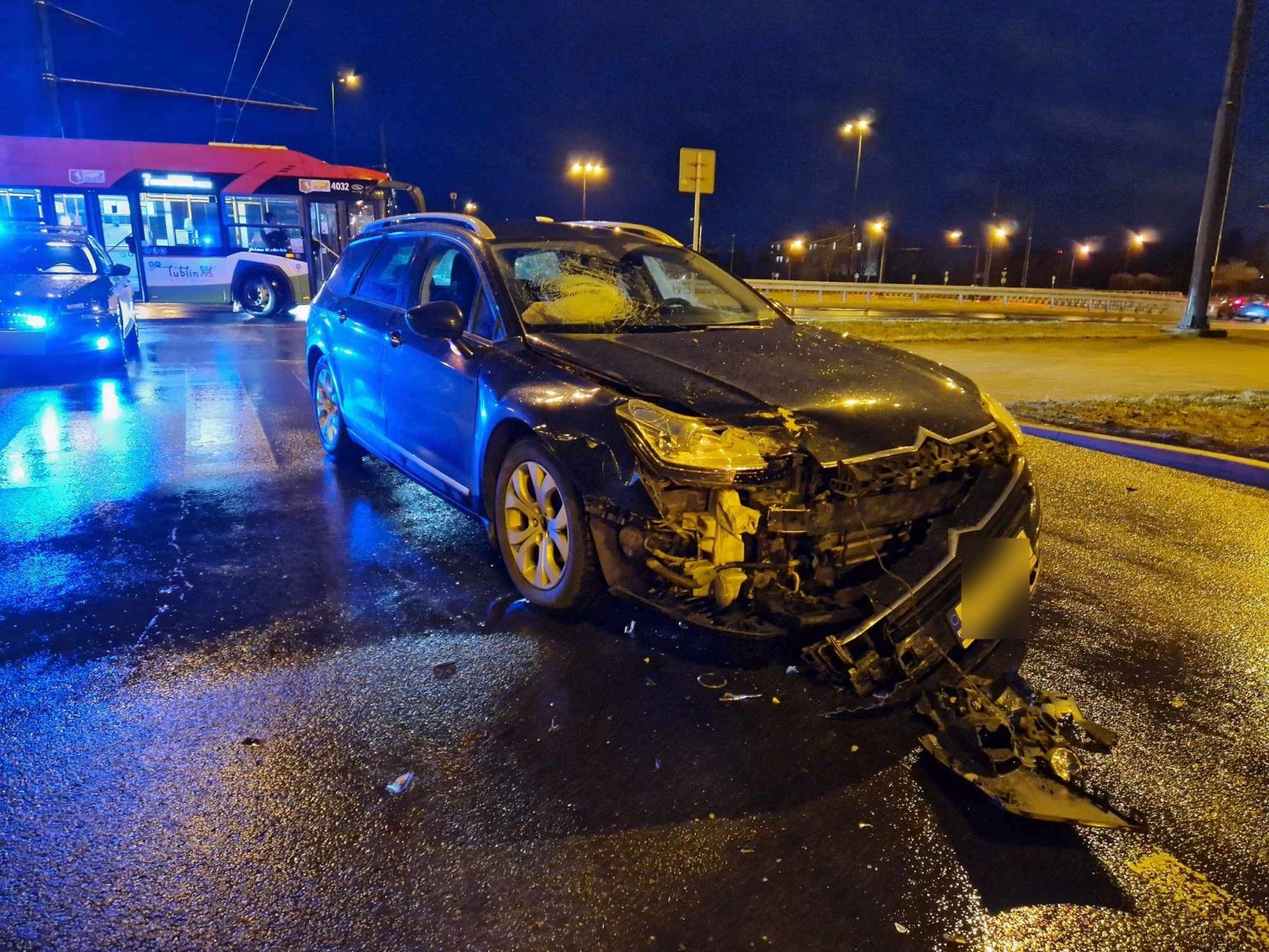 On Wje D A Na Rondo Ona Z Niego Zje D A A Jedna Osoba Poszkodowana W