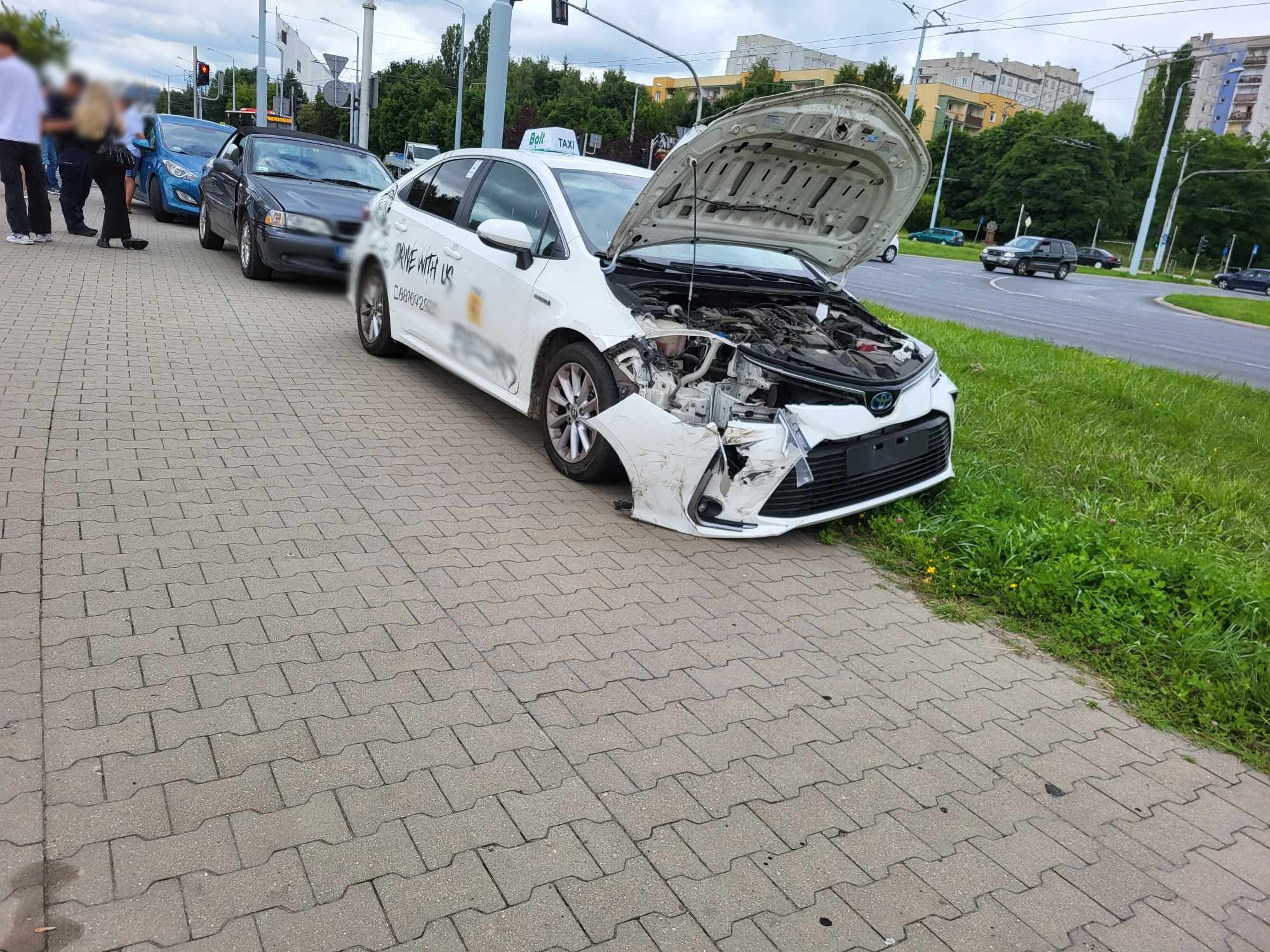 Zderzenie Trzech Pojazd W Na Skrzy Owaniu Jeden Z Kierowc W Zignorowa