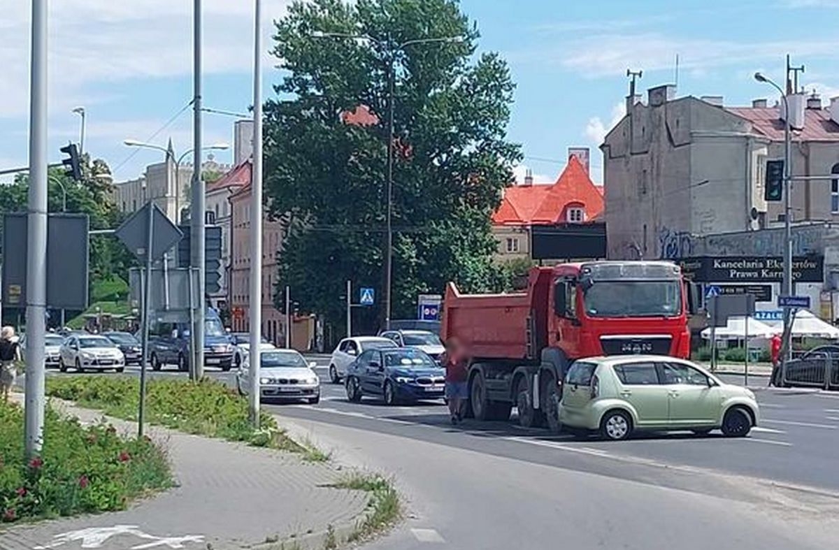 Zderzenie ciężarówki z osobówką na al Tysiąclecia w Lublinie Są spore