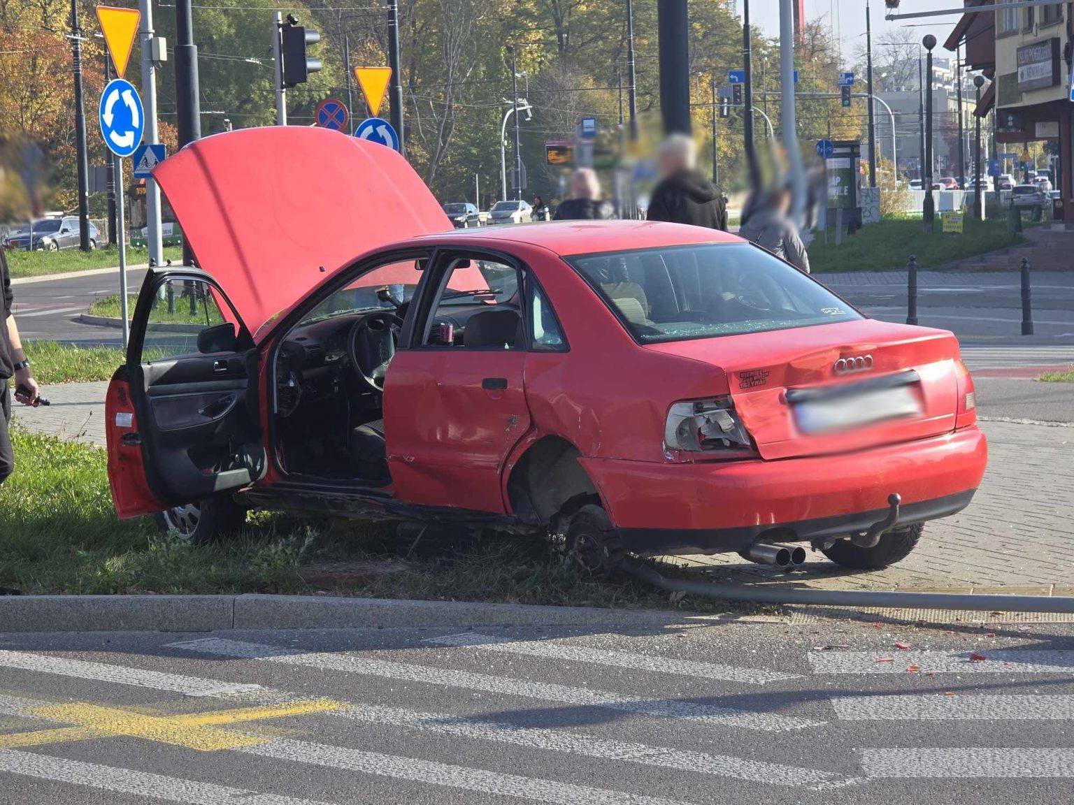 Zderzenie Na Rondzie Przy Gali Dwa Auta Rozbite Wszystko Przez