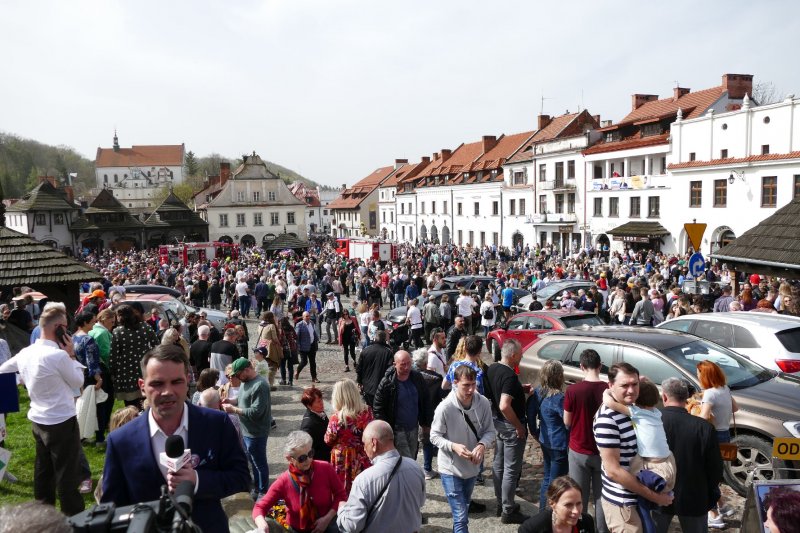 Śmigus dyngus w Kazimierzu Dolnym przyciągnął tłumy Z rynku raczej