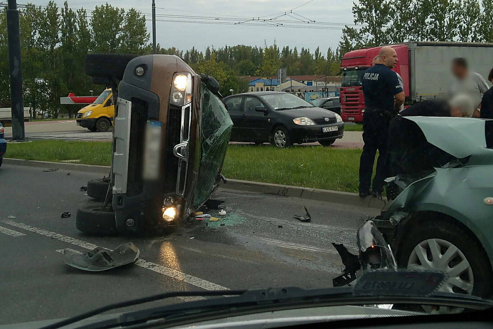 Po zderzeniu dwóch aut jedno zatrzymało się na boku