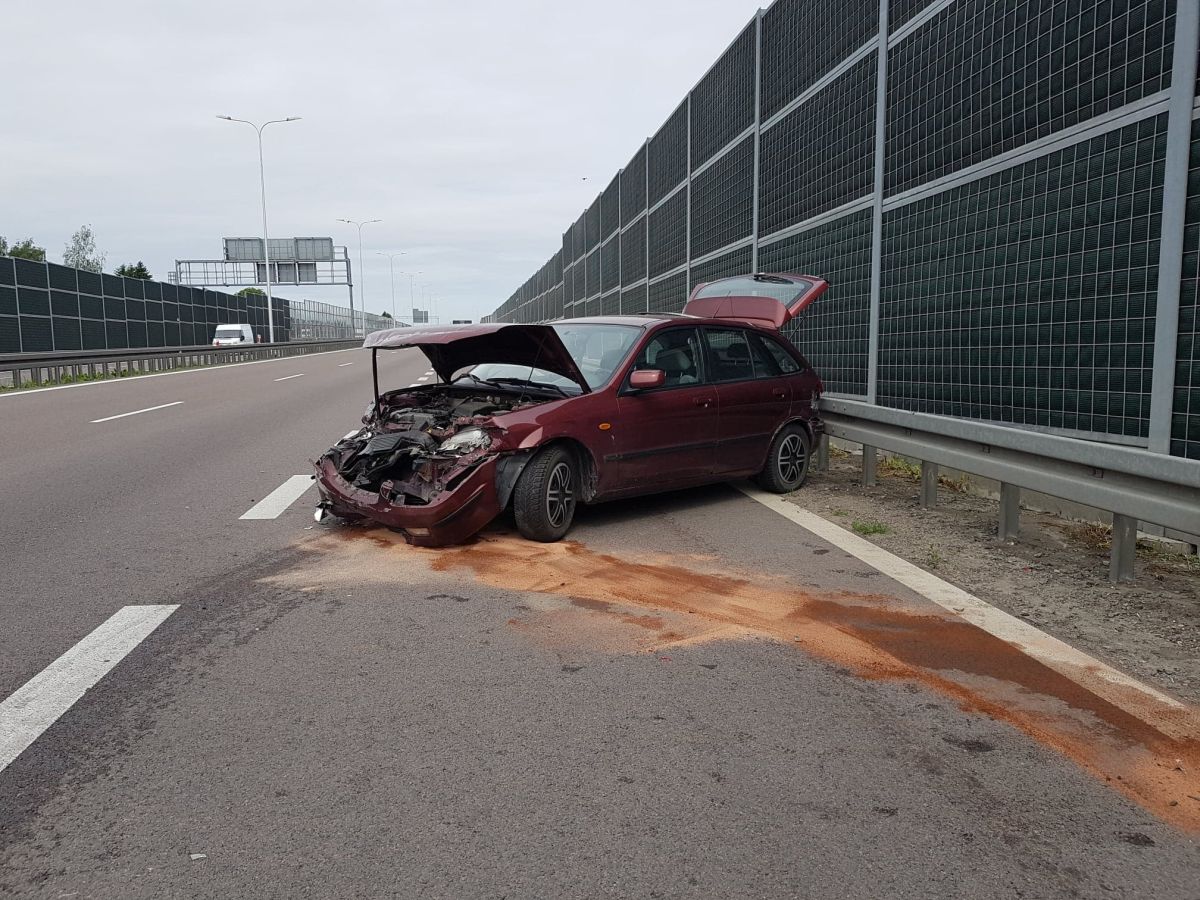 Mazda uderzyła w barierę na drodze ekspresowej (foto