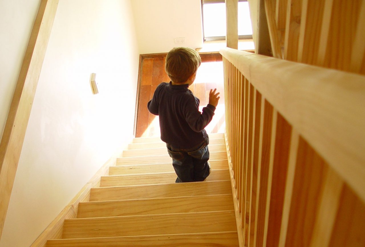 Мальчик на лестнице