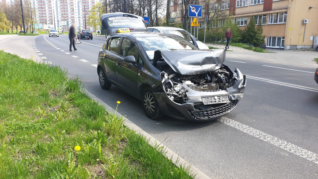 Zatrzymali Się Przed Przejściem Kierowca Opla Nie Wyhamował Trzy Pojazdy Uszkodzone Zdjęcia 3380