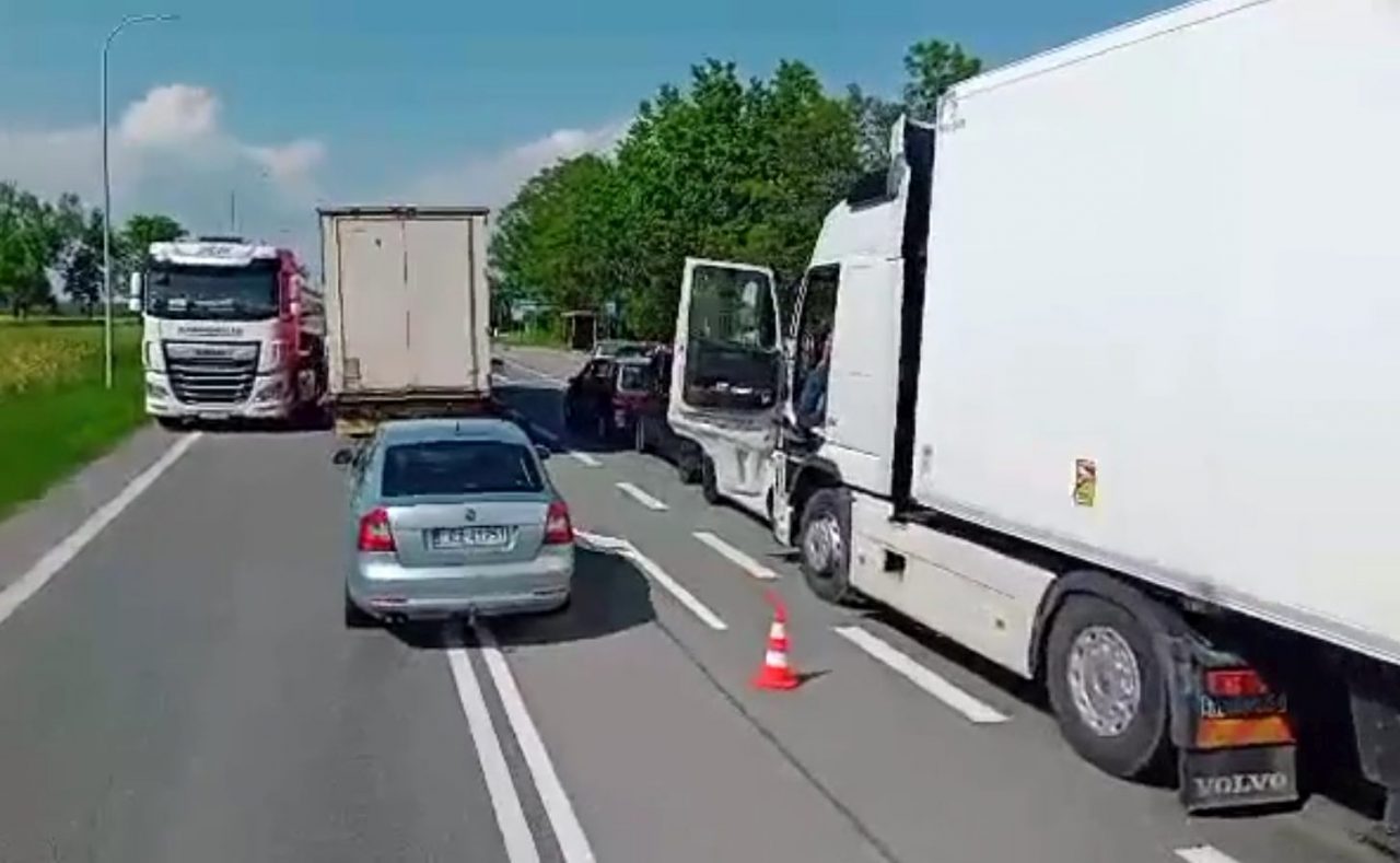 Wjechał Ciężarówką W Znajdujące Się Przed Nim Auta Sześć Pojazdów Uszkodzonych Wideo 6480