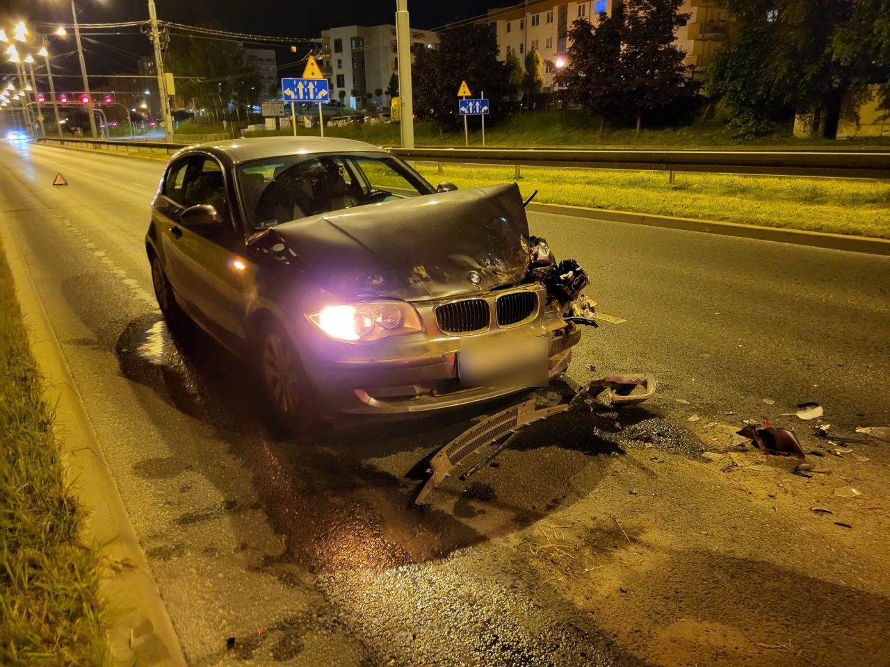 Kierowca Bmw Wjechał W Maszynę Do Zamiatania Ulic Nie Zdążył Zmienić Pasa Ruchu Zdjęcia 9471