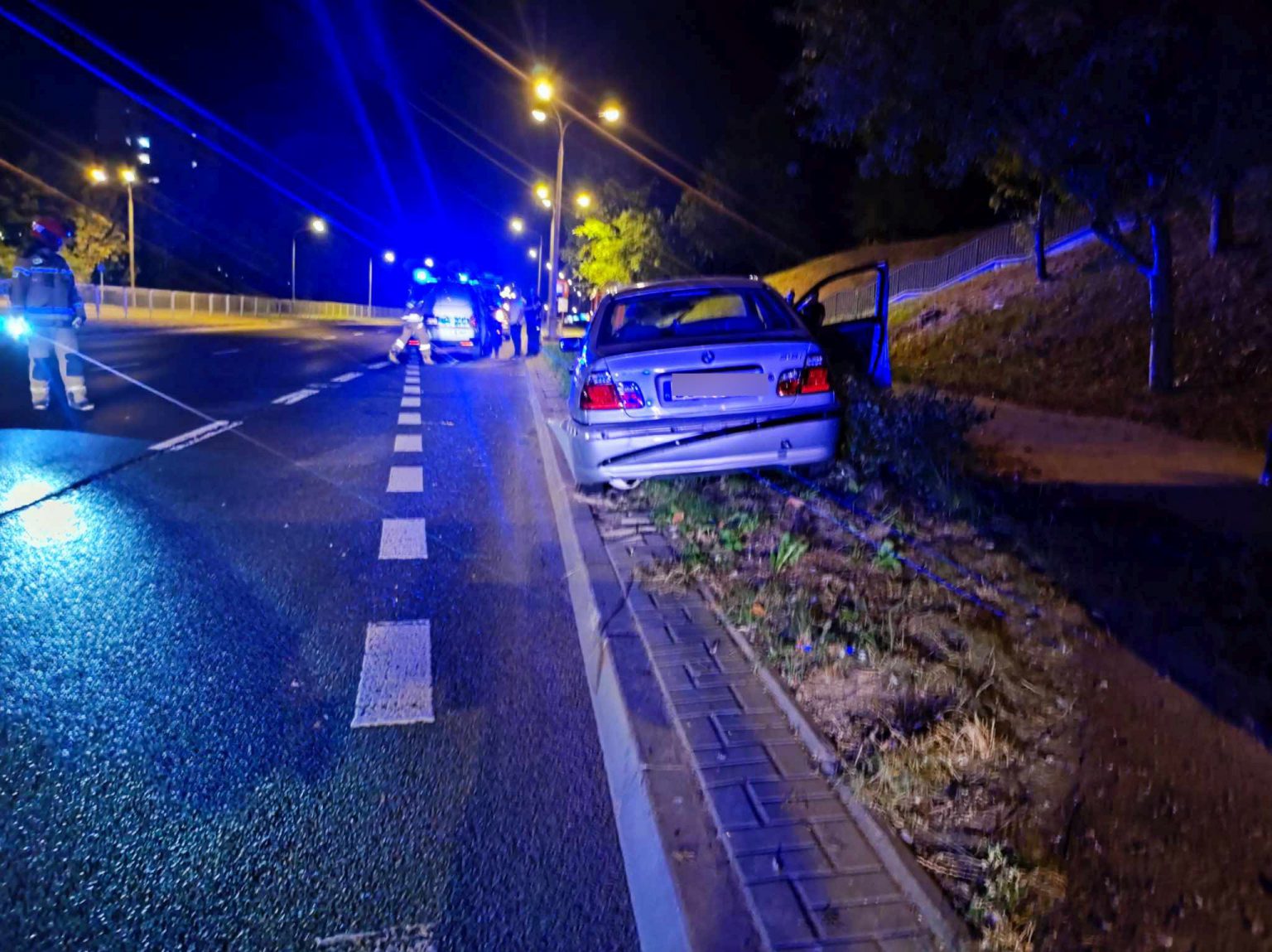 Bmw Uderzyło W Słup Latarni Kierowca Chciał Uniknąć Zderzenia Z Jadącym Pod Prąd Autem Zdjęcia 8410