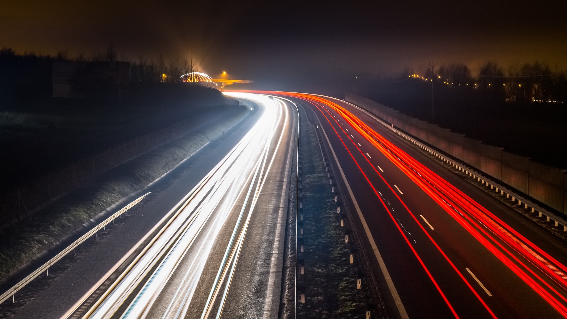 Движущаяся дорога. Быстрая дорога. Шоссе трафик. Дорожный трафик. Highway транспорт.