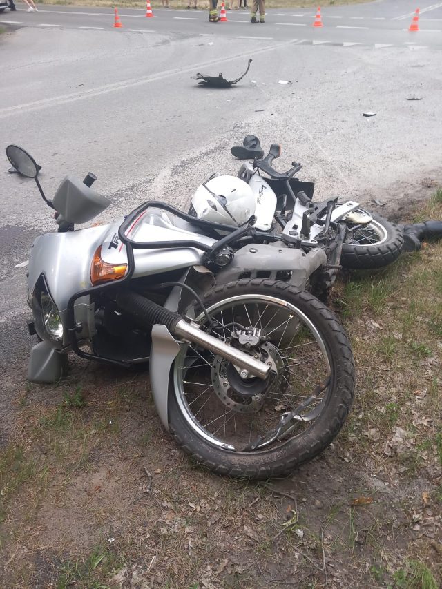 Zderzenie na skrzyżowaniu. Motocyklista trafił do szpitala (zdjęcia)