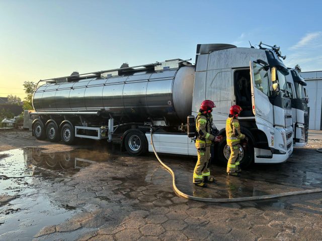 Strażacy gasili pożar dwóch pojazdów ciężarowych typu cysterna (zdjęcia)