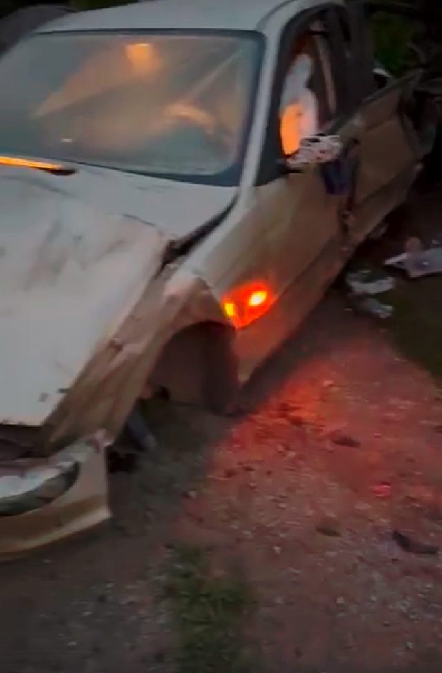 BMW dachowało, koła poodpadały. Kierująca pojazdem 19 latka była pijana, trafiła do policyjnej celi (zdjęcia)