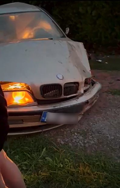 BMW dachowało, koła poodpadały. Kierująca pojazdem 19 latka była pijana, trafiła do policyjnej celi (zdjęcia)