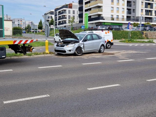 Zderzenie forda z suzuki na skrzyżowaniu. Kierowcy obu aut zostali ukarani mandatami (zdjęcia)