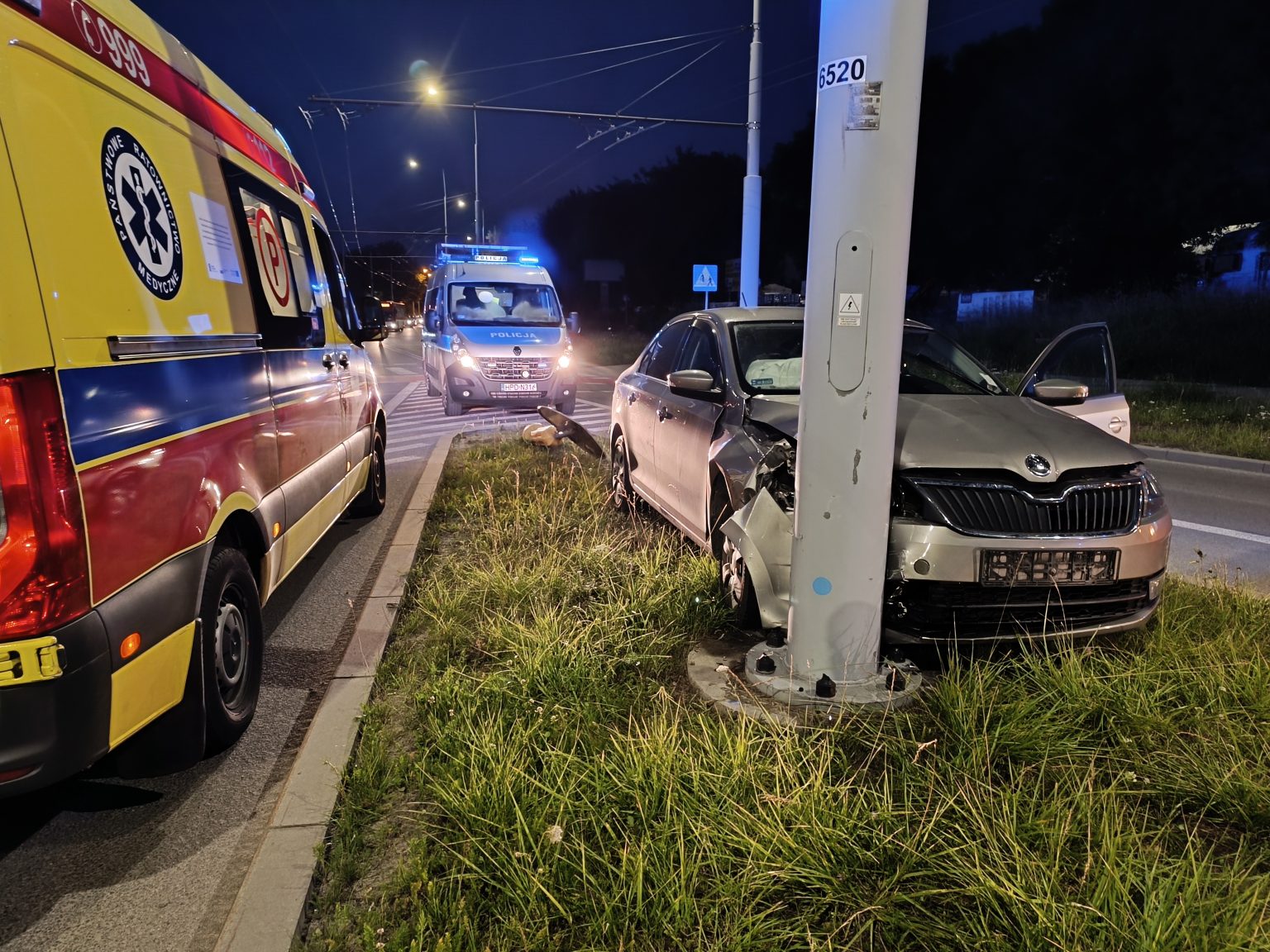 Na Rozwidleniu Jezdni Pojechała Prosto Skoda Uderzyła W Słup Kobieta Trafiła Do Szpitala 6852