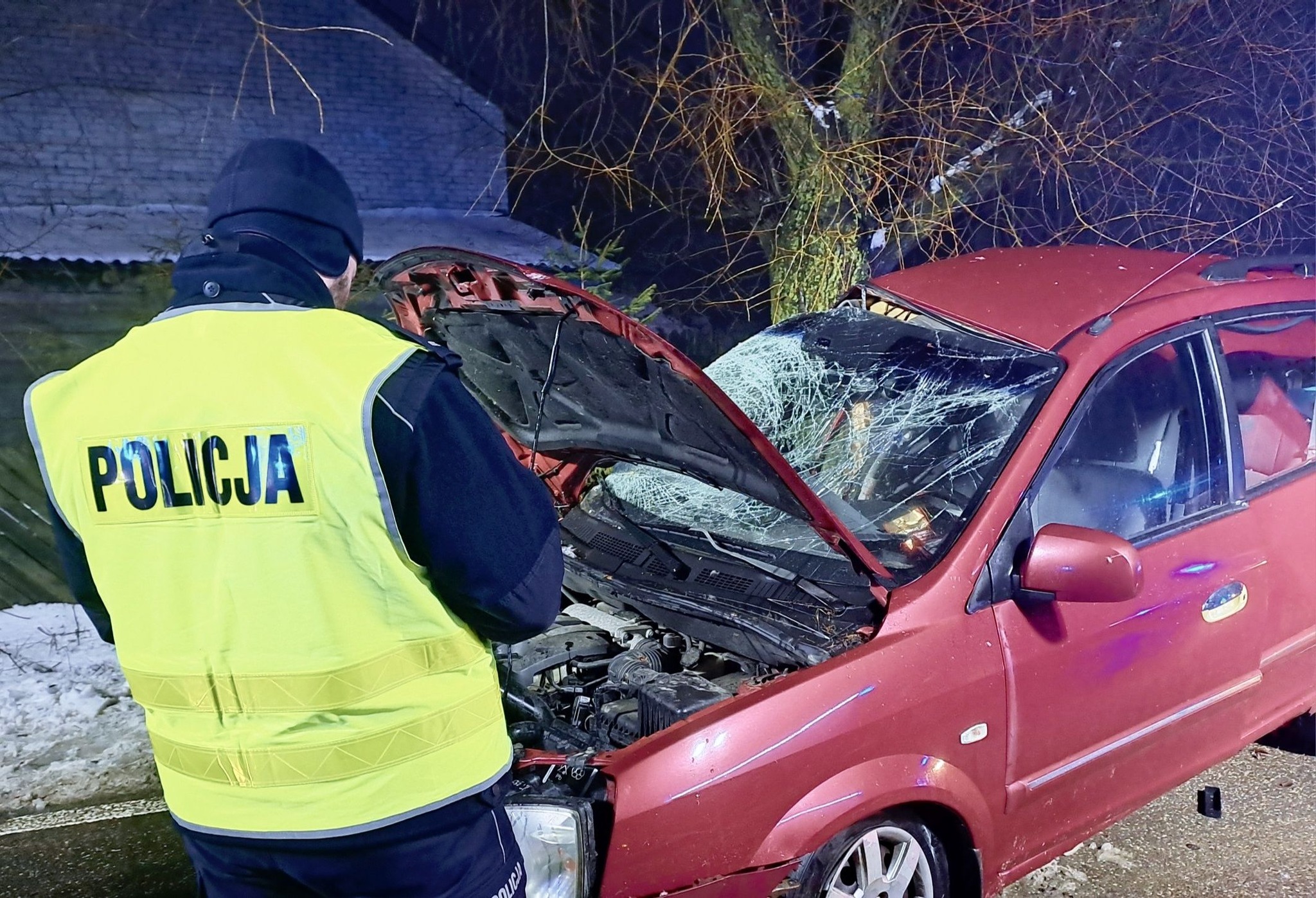 Tragiczny wypadek na lokalnej drodze. Kia uderzyła w drzewo, nie żyje młody mężczyzna (zdjęcia)