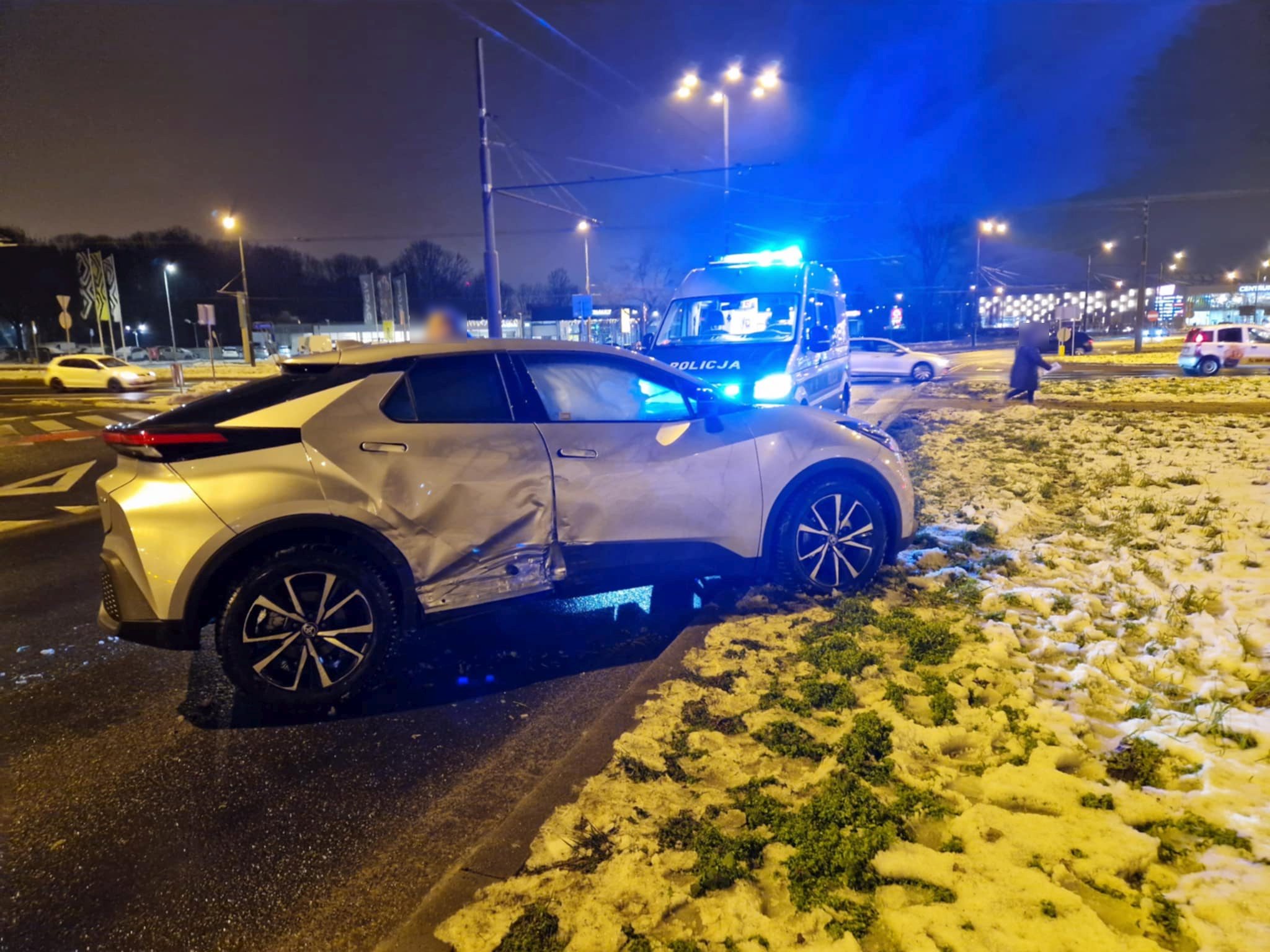 Dzień po dniu, w takich samych okolicznościach. Kolejne zderzenie pojazdów na tym rondzie (zdjęcia)