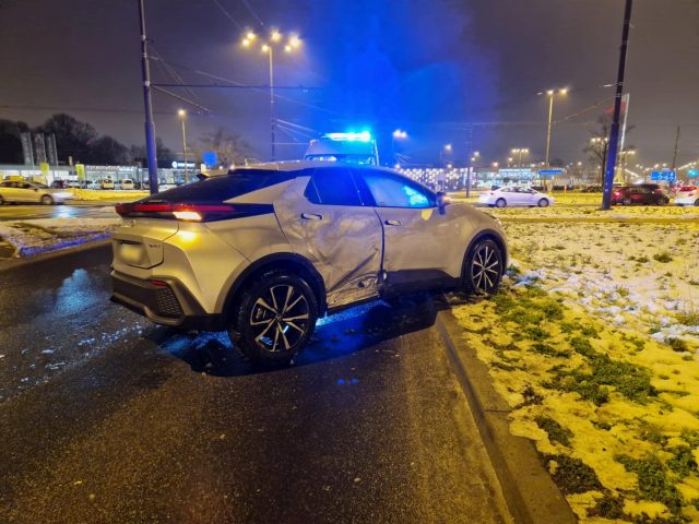 Dzień po dniu, w takich samych okolicznościach. Kolejne zderzenie pojazdów na tym rondzie (zdjęcia)