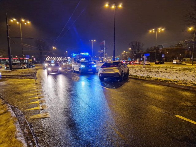 Dzień po dniu, w takich samych okolicznościach. Kolejne zderzenie pojazdów na tym rondzie (zdjęcia)