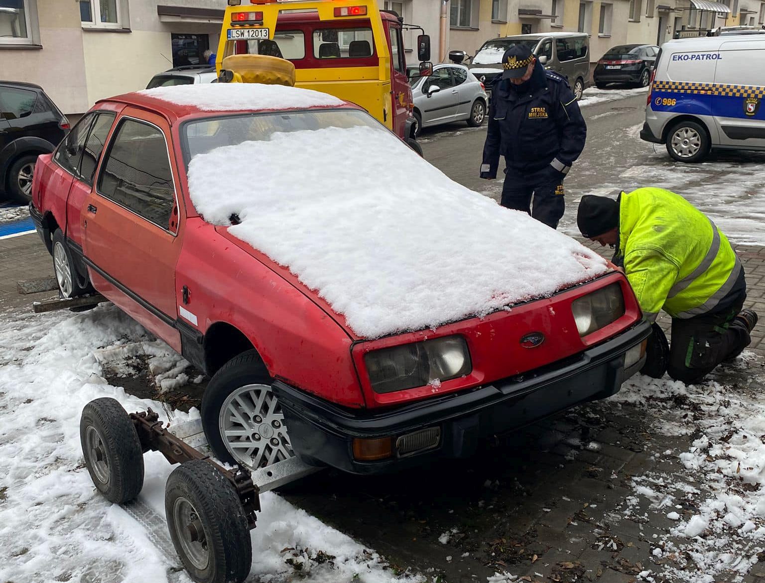 Walka z wrakami jest żmudna, jednak przynosi efekty. Z ulic Świdnika zniknęło część porzuconych pojazdów (zdjęcia)