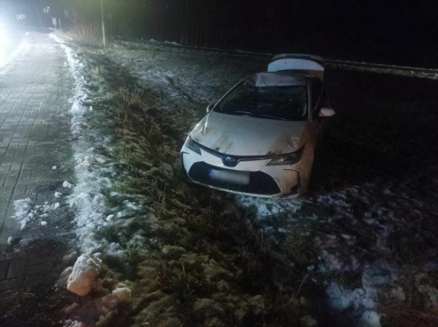 Na łuku jezdni stracił panowanie nad pojazdem. Toyota wypadła z drogi i dachowała (zdjęcia)