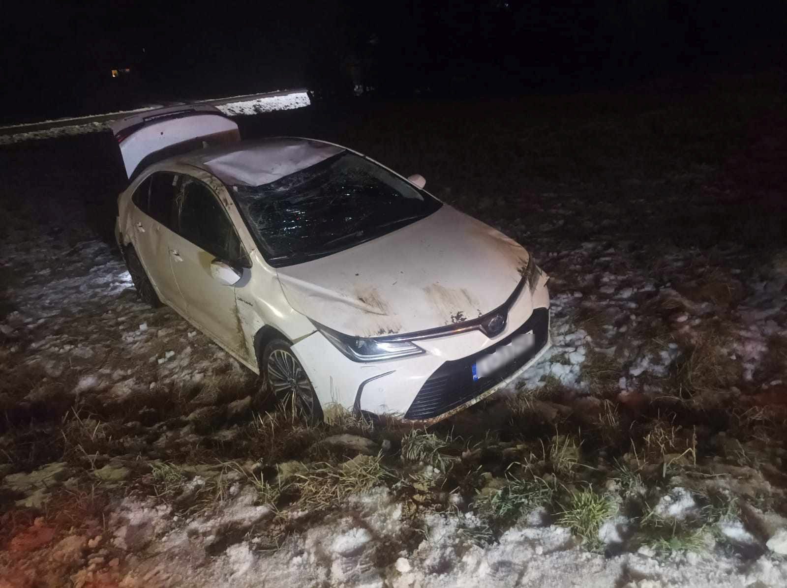 Na łuku jezdni stracił panowanie nad pojazdem. Toyota wypadła z drogi i dachowała (zdjęcia)