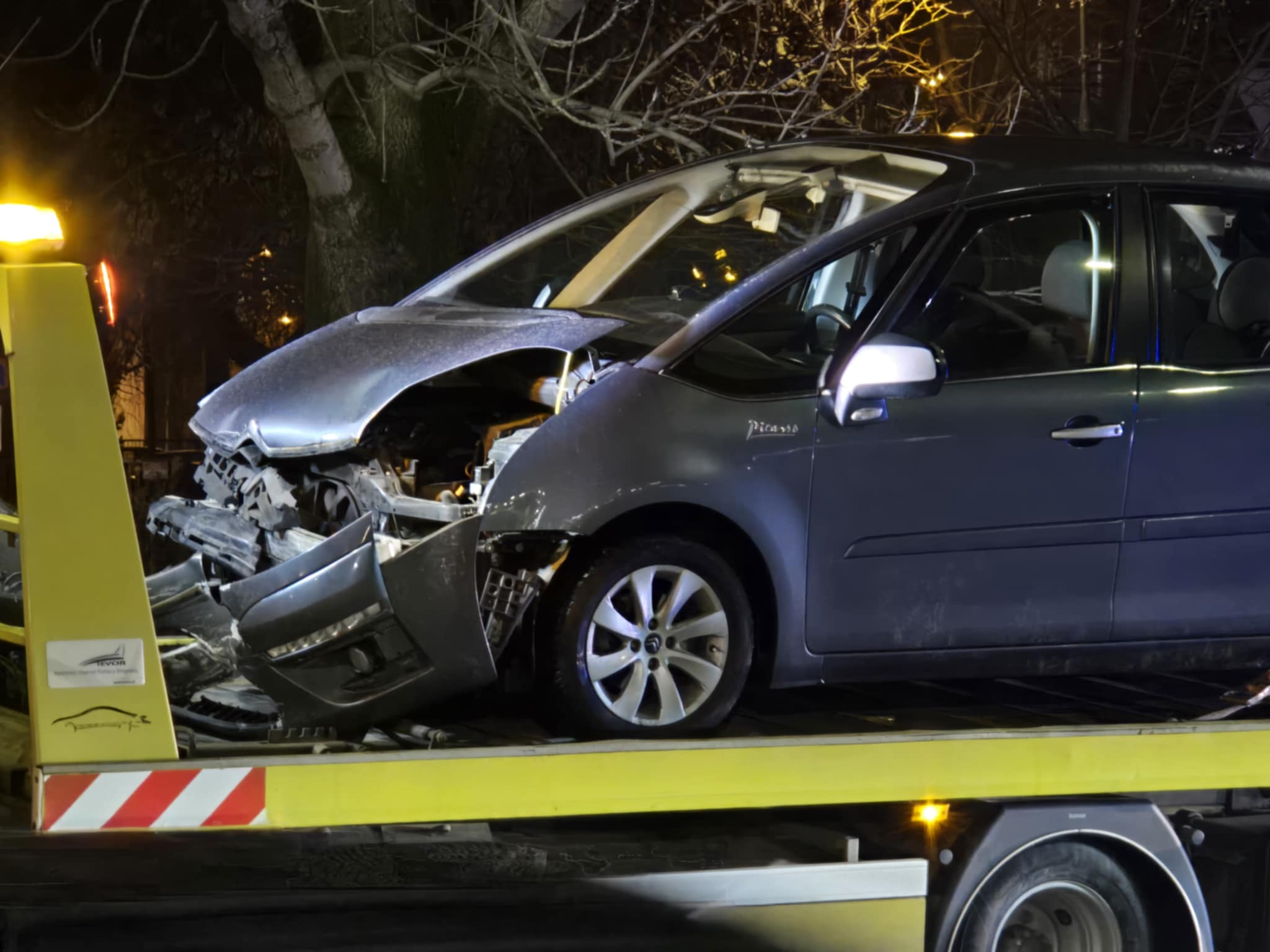 Wyjeżdżał z osiedla, daleko nie dojechał. Doprowadził do zderzenia z citroenem (zdjęcia)