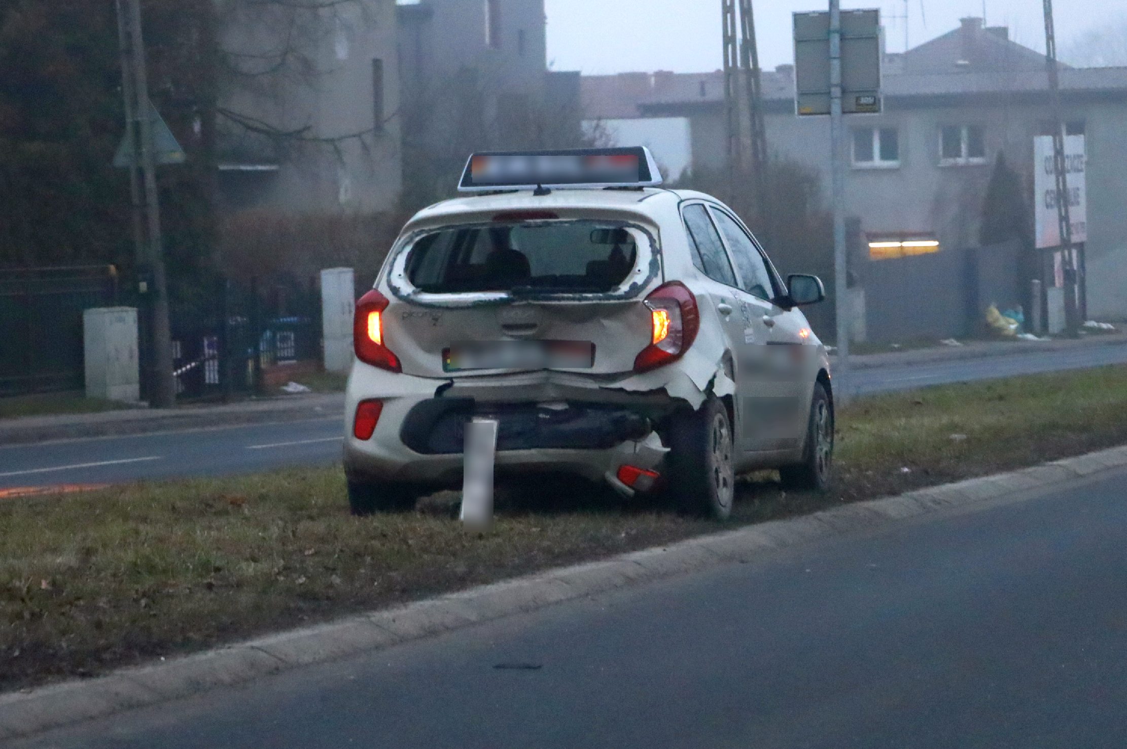 Kia zatrzymała się przed przejściem. Kierowca BMW nie zdołał wyhamować (zdjęcia)