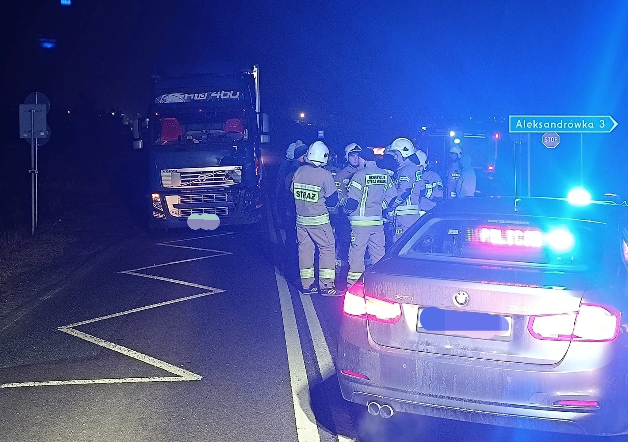 Pieszy potrącony przez ciężarówkę. Droga krajowa jest całkowicie zablokowana (foto)