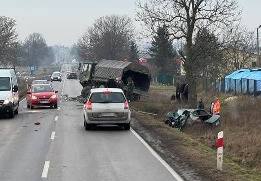 Zderzenie wojskowej ciężarówki przewożącej żołnierzy z audi. Jedna osoba zginęła na miejscu (foto)