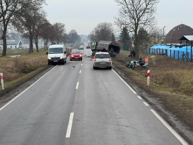 Zderzenie wojskowej ciężarówki przewożącej żołnierzy z audi. Jedna osoba zginęła na miejscu (foto)