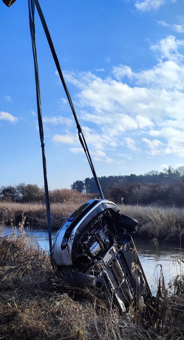 Volkswagen wpadł do Wieprza, po chwili zniknął pod wodą. Na pomoc ściągnięto strażackich nurków (zdjęcia)