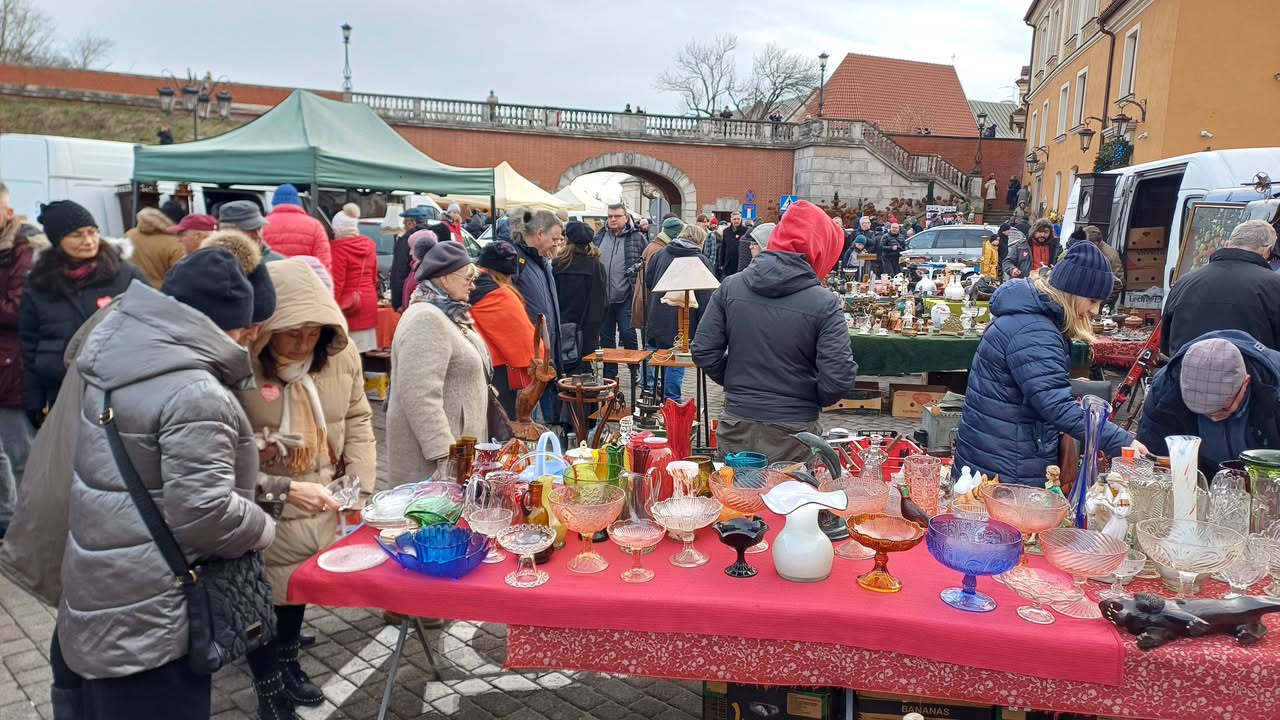 Komu szablę, komu obraz, a może maskę szamana lub błotnik do WSK-i. Ogromne tłumy na giełdzie staroci (zdjęcia)