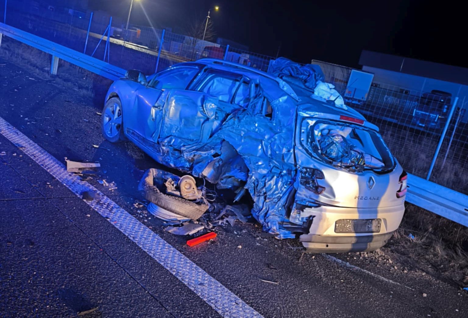 W stojącego na ekspresówce renaulta wjechał kierowca auta dostawczego. O mało nie doszło do tragedii (foto)