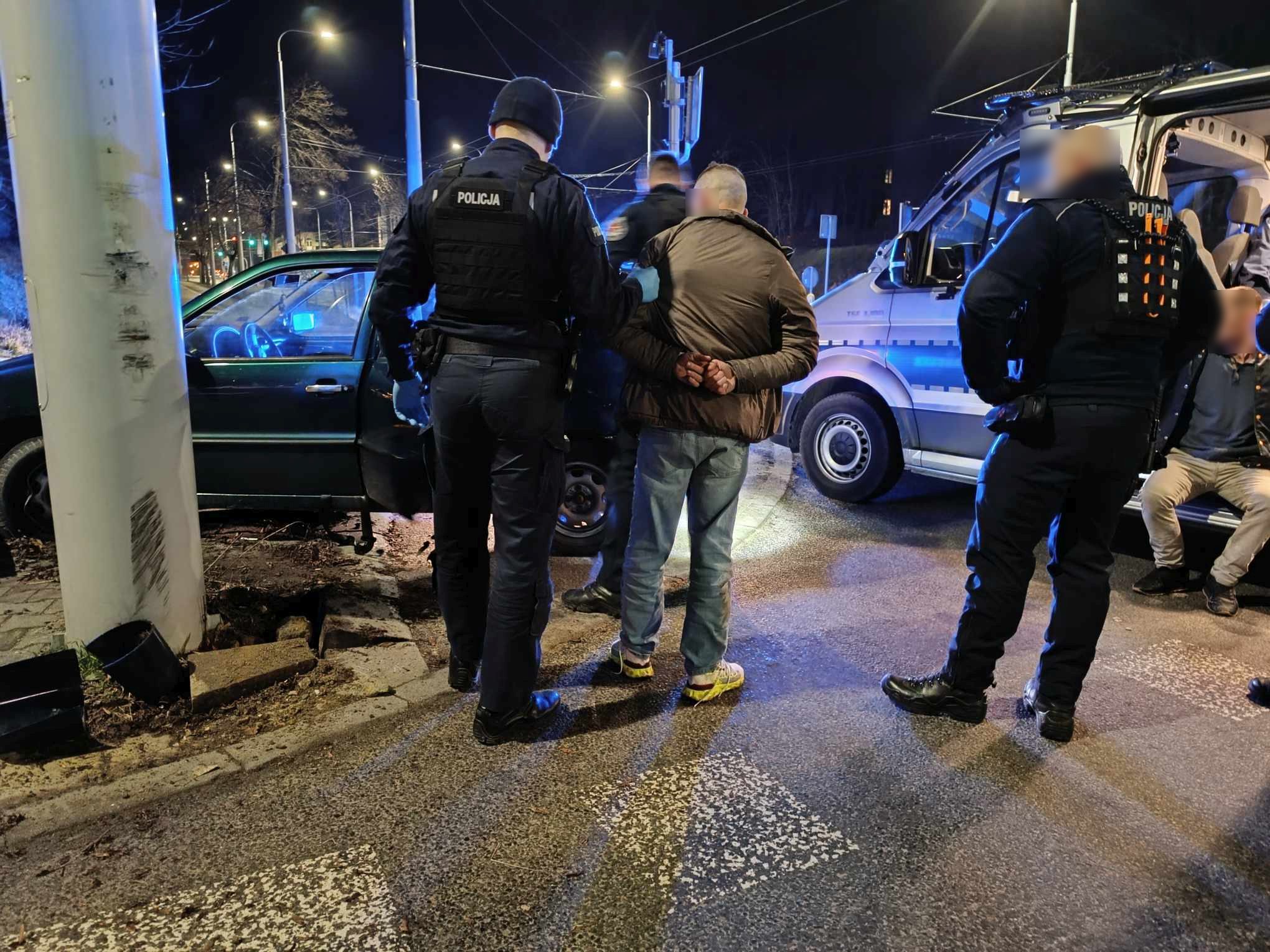 Na widok policjantów zaczął uciekać, rozbił się na drugim skrzyżowaniu. Kierowca znów był nietrzeźwy (zdjęcia)