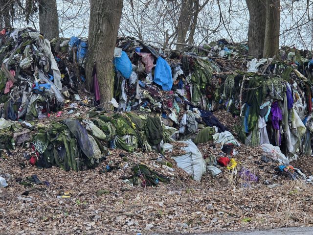 Składowisko odpadów tekstylnych straszy od lat. Czy zostanie w końcu uprzątnięte? (zdjęcia, wideo)