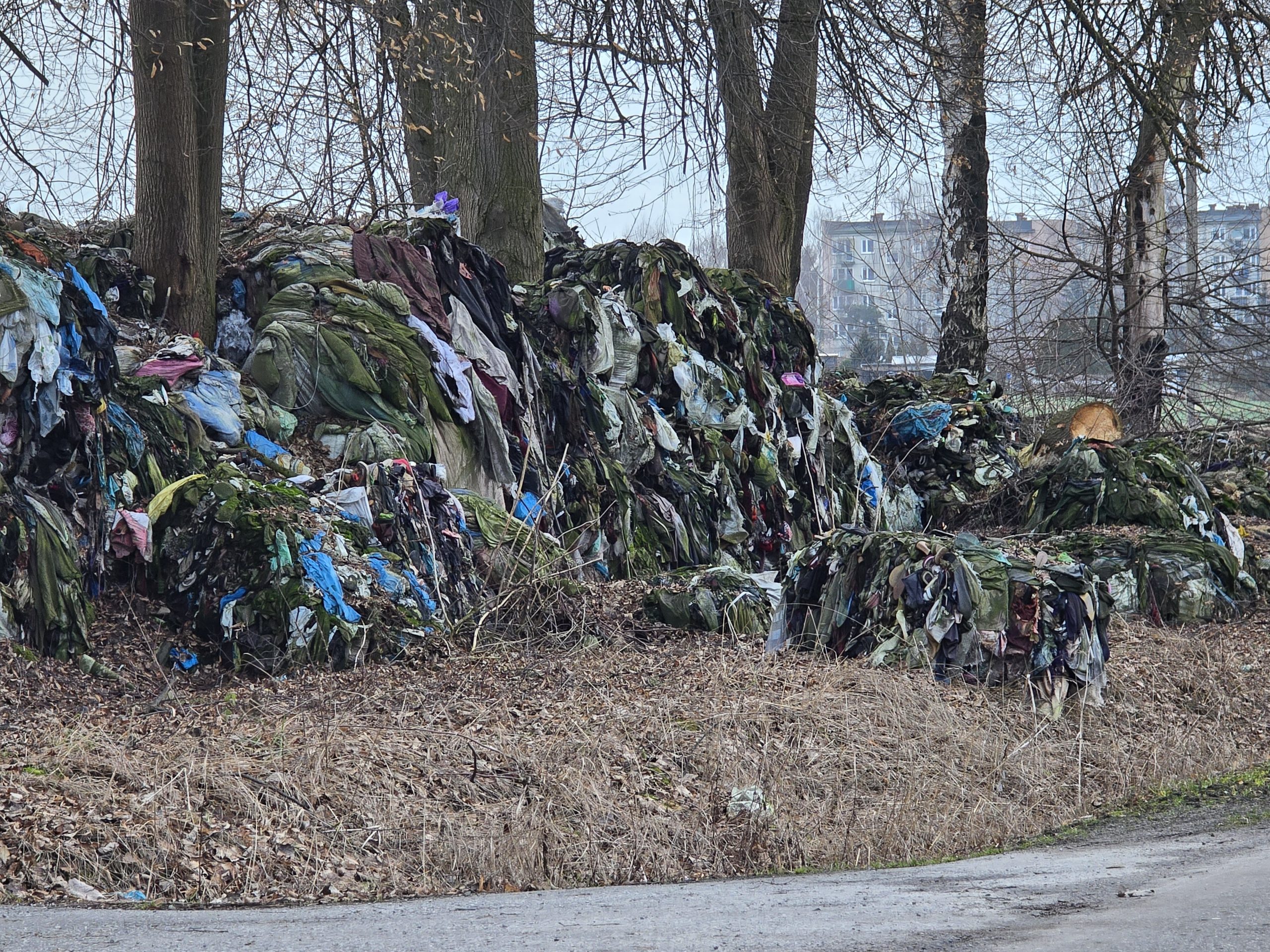 Składowisko odpadów tekstylnych straszy od lat. Czy zostanie w końcu uprzątnięte? (zdjęcia, wideo)