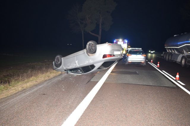 Zderzenie dwóch pojazdów z krową. Jedno z aut dachowało (zdjęcia)