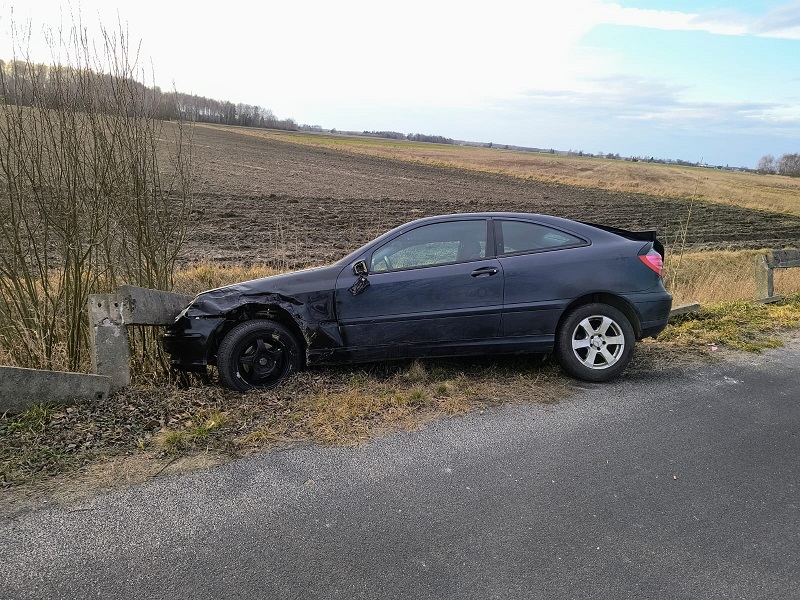 Uderzył w betonową barierę, poszedł po pomoc. Miał ponad 2 promile