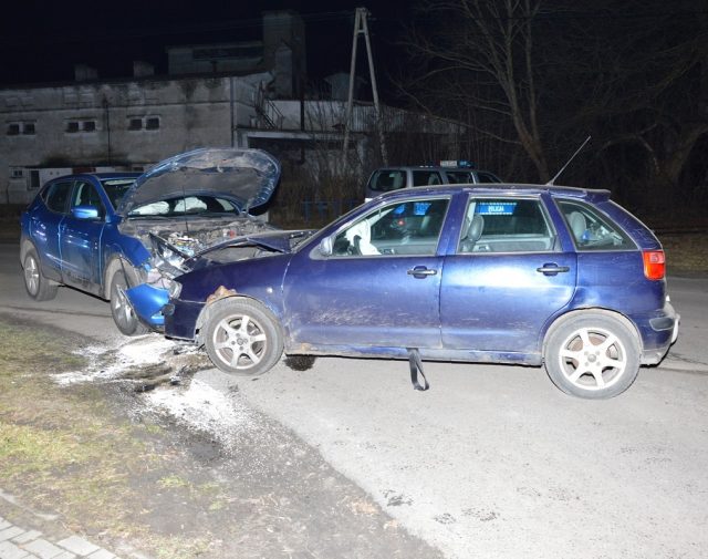 Jedna osoba w szpitalu po czołowym zderzeniu seata z nissanem (zdjęcia)