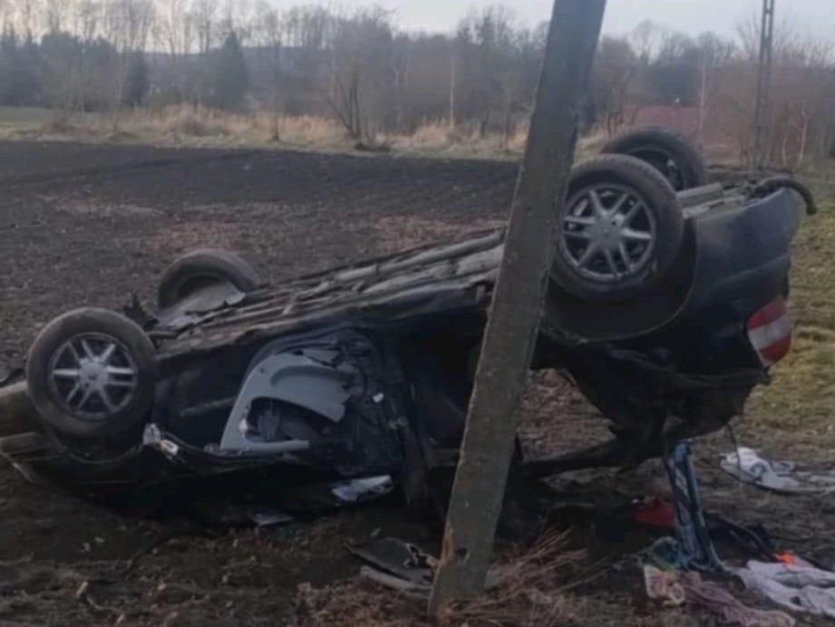 Zakończyli podróż na dachu. Kierowca pijany, pasażer poszukiwany