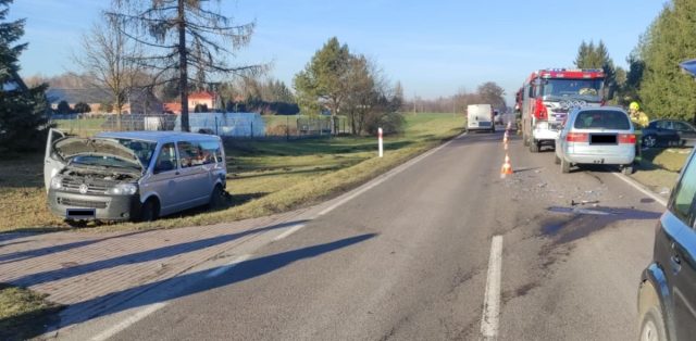 Wjechał volkswagenem w busa, był pijany. Policjanci zajęli mu pojazd (zdjęcia)