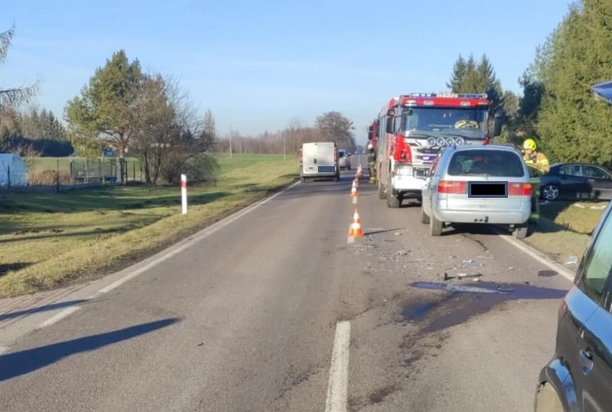 Wjechał volkswagenem w busa, był pijany. Policjanci zajęli mu pojazd (zdjęcia)