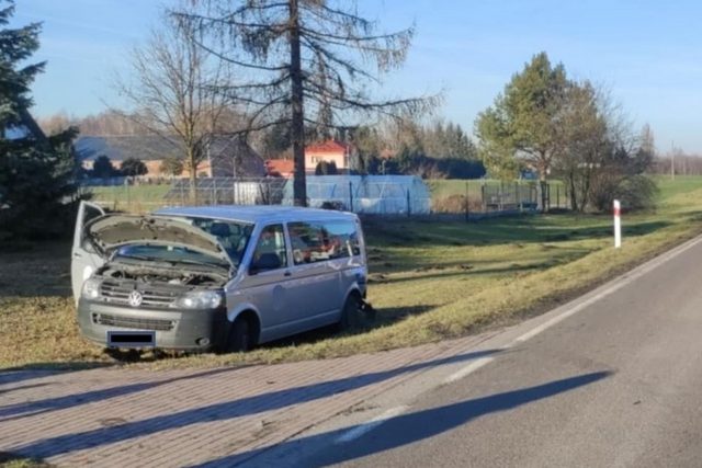 Wjechał volkswagenem w busa, był pijany. Policjanci zajęli mu pojazd (zdjęcia)